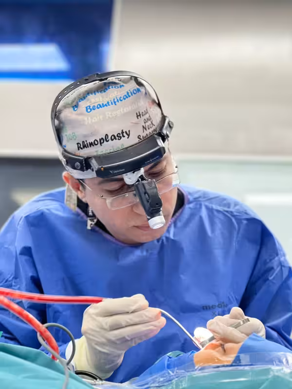 الدكتور عمرو عدلي، مدرس واستشاري جراحة الأنف والأذن والحنجرة بجامعة الزقازيق، أثناء إجراء عملية جراحية متخصصة